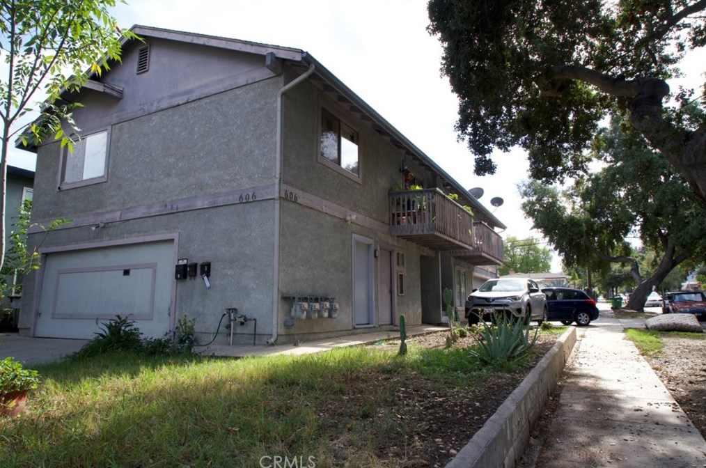 606 4th St, Corona, CA 92879-1571