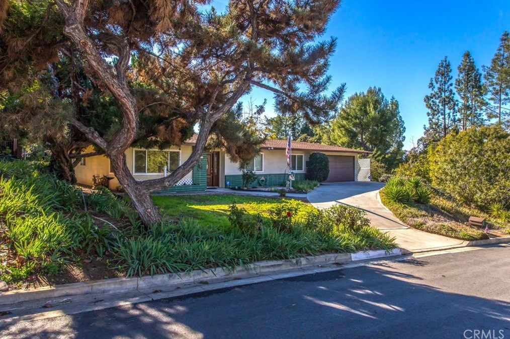 675 Center Crest Dr, Redlands, CA 92373-7010