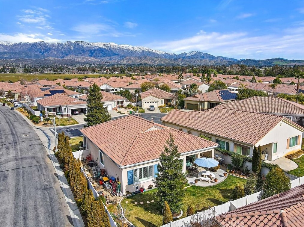 825 Sherwood Ct, Beaumont CA  92223-8556 exterior