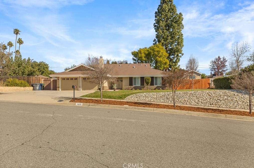 1635 Juanita Ln, Redlands, CA 92373-7141