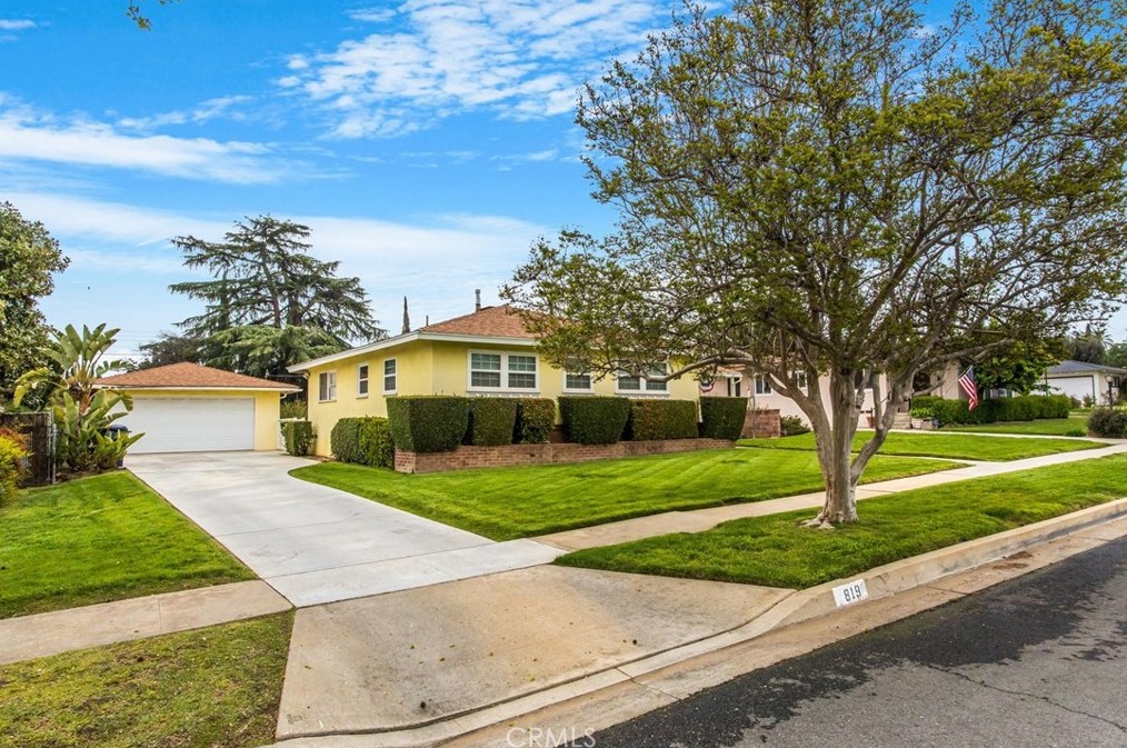 819 Robinhood Ln, Redlands, CA 92373