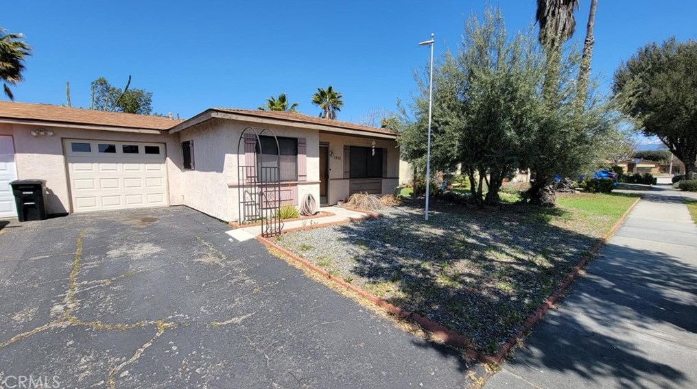 1898 Calle Diablo, Hemet CA  92545-2567 exterior