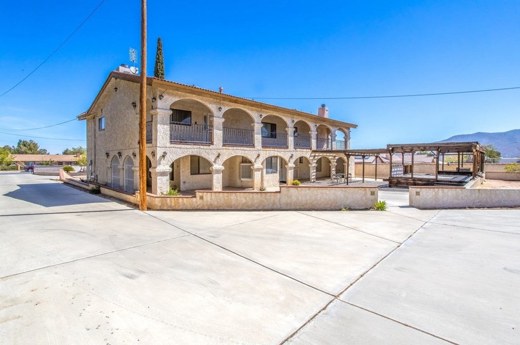 18547 Danbury Ave, Hesperia CA  92345-7170 exterior