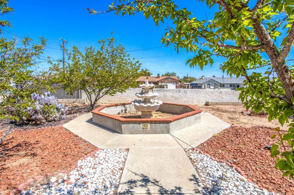 18547 Danbury Ave, Hesperia CA  92345-7170 exterior