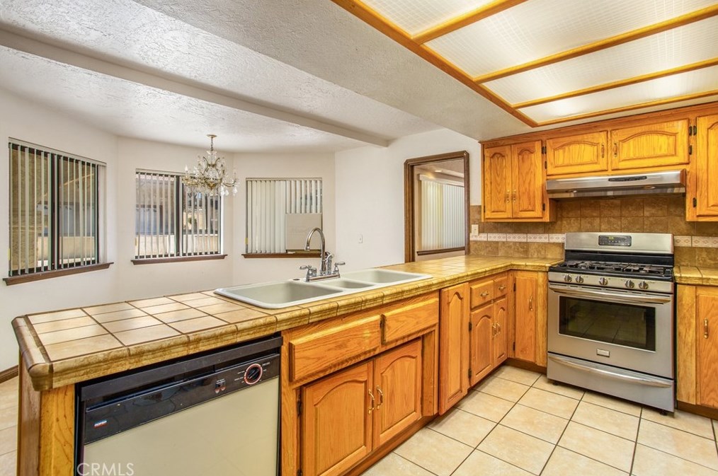 18547 Danbury Ave, Hesperia CA  92345-7170 exterior