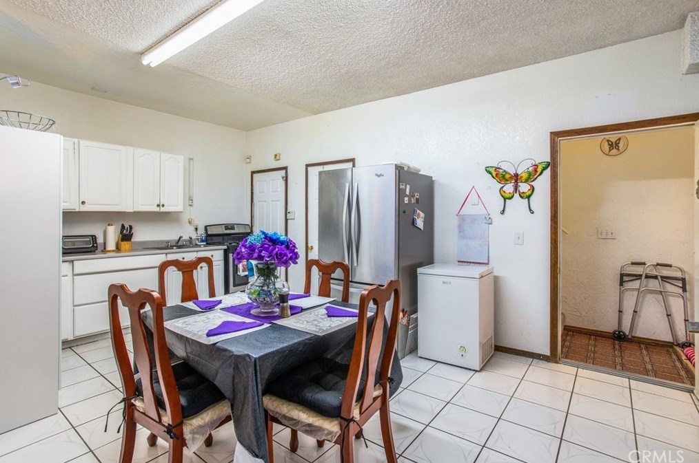 18547 Danbury Ave, Hesperia CA  92345-7170 exterior