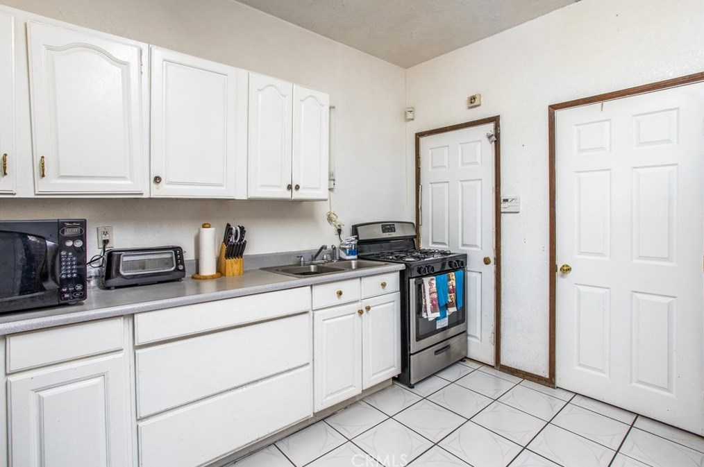 18547 Danbury Ave, Hesperia CA  92345-7170 exterior