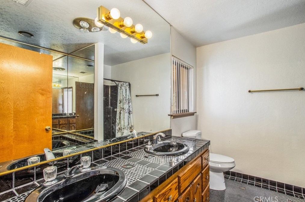 18547 Danbury Ave, Hesperia CA  92345-7170 exterior