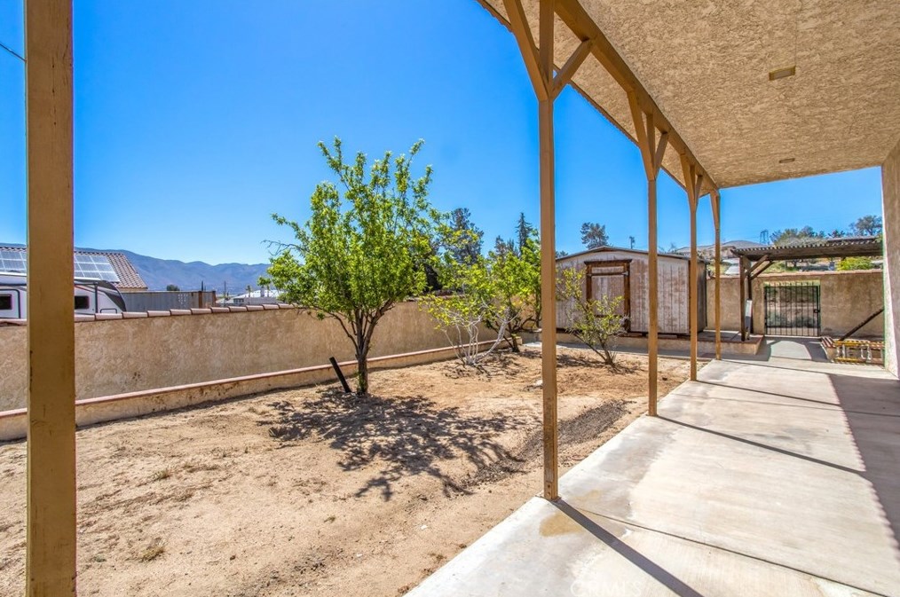 18547 Danbury Ave, Hesperia CA  92345-7170 exterior