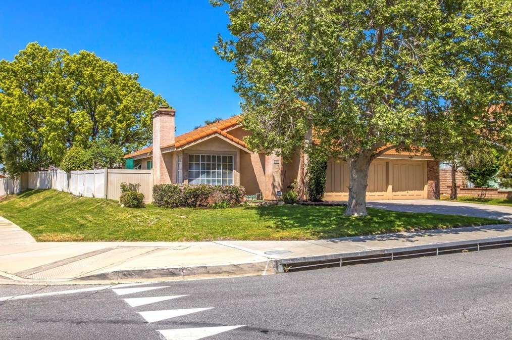 7492 Webster St, Highland, CA 92346-3867