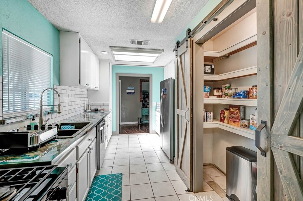 14770 Tigertail Rd, Apple Valley CA  92307-5249 exterior