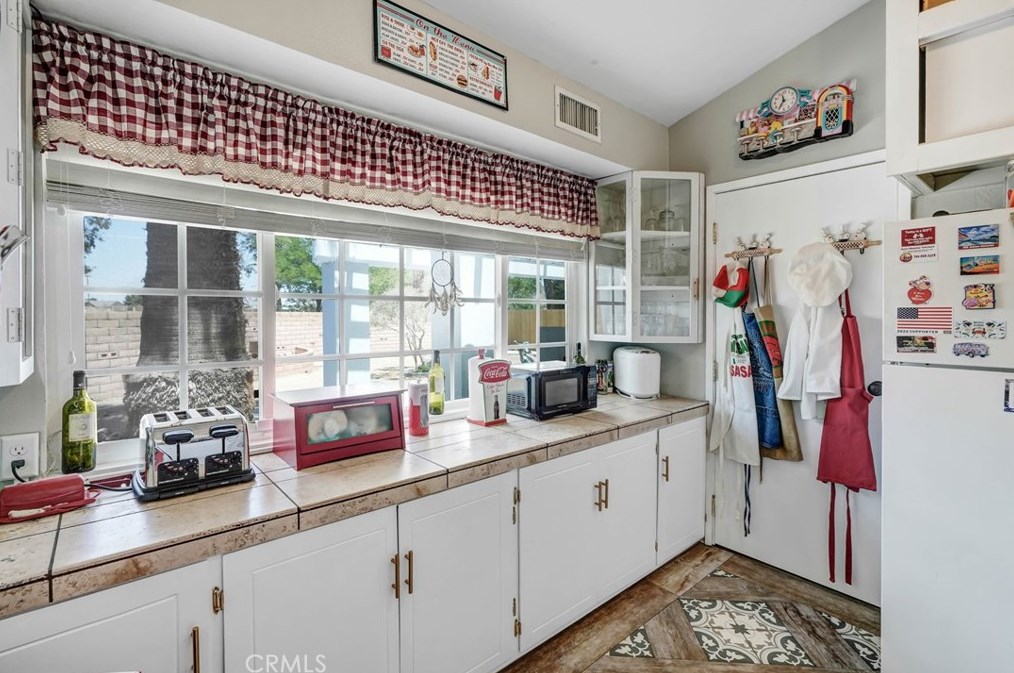 14770 Tigertail Rd, Apple Valley CA  92307-5249 exterior