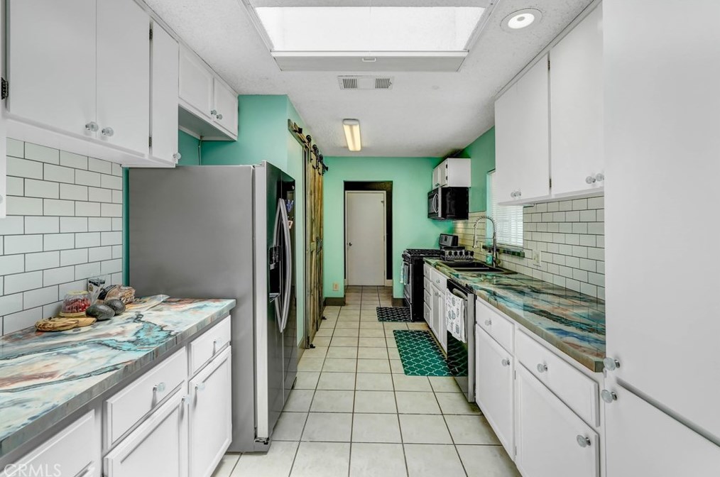 14770 Tigertail Rd, Apple Valley CA  92307-5249 exterior