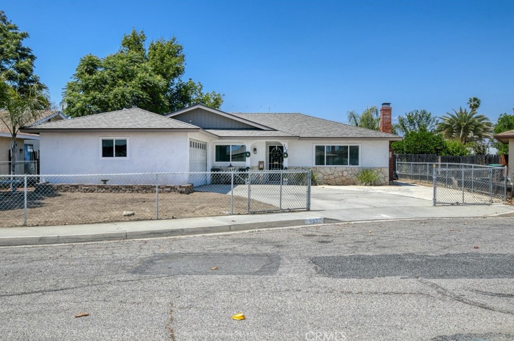 722 Robert Dr, Hemet, CA 92543-7057