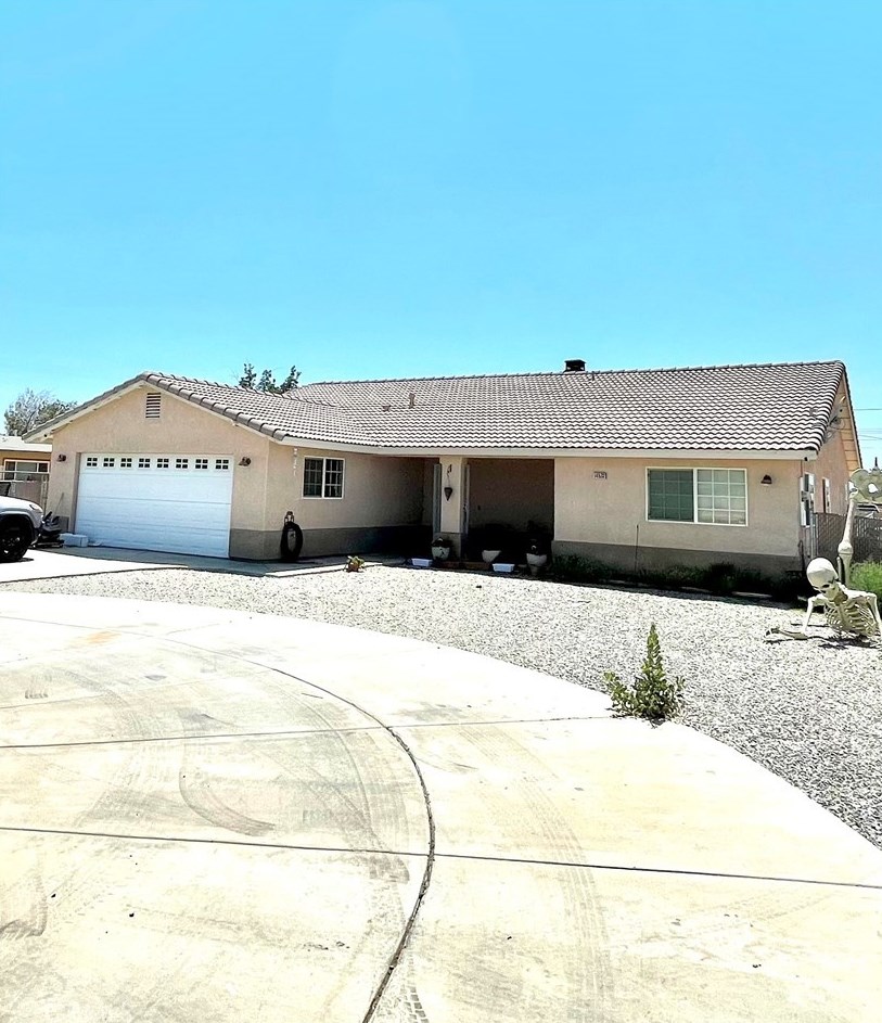 14532 Pawnee Rd, Apple Valley, CA 92307-4033