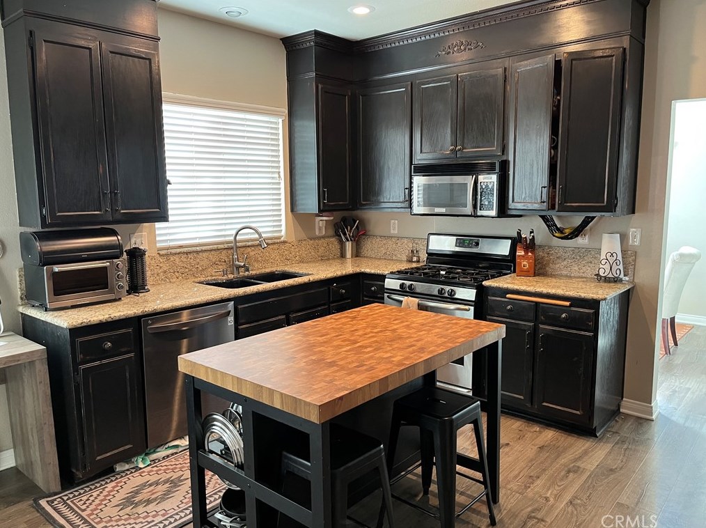 7728 Chanticleer Rd, Highland, CA 92346-3948