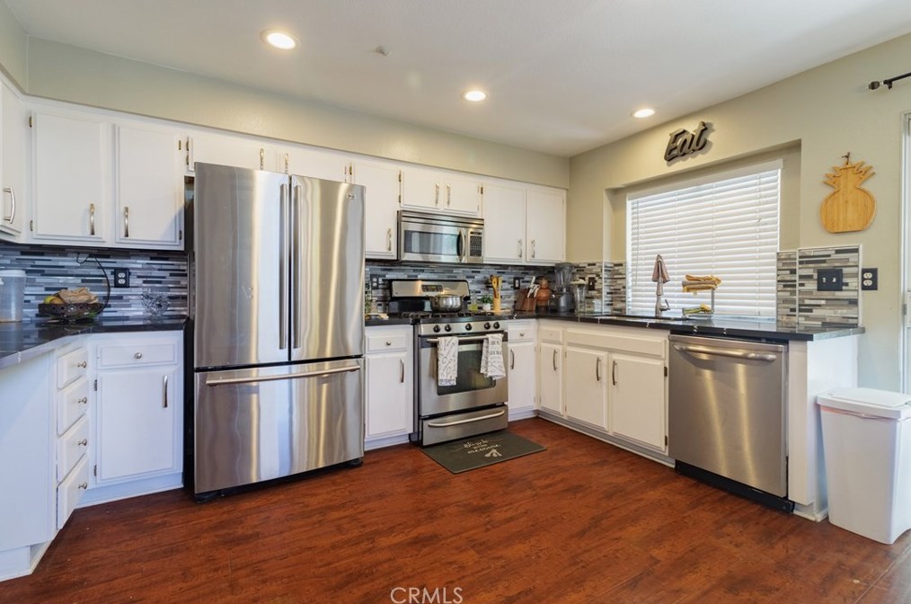 15481 Tobarra Rd, Fontana CA  92337-9059 exterior