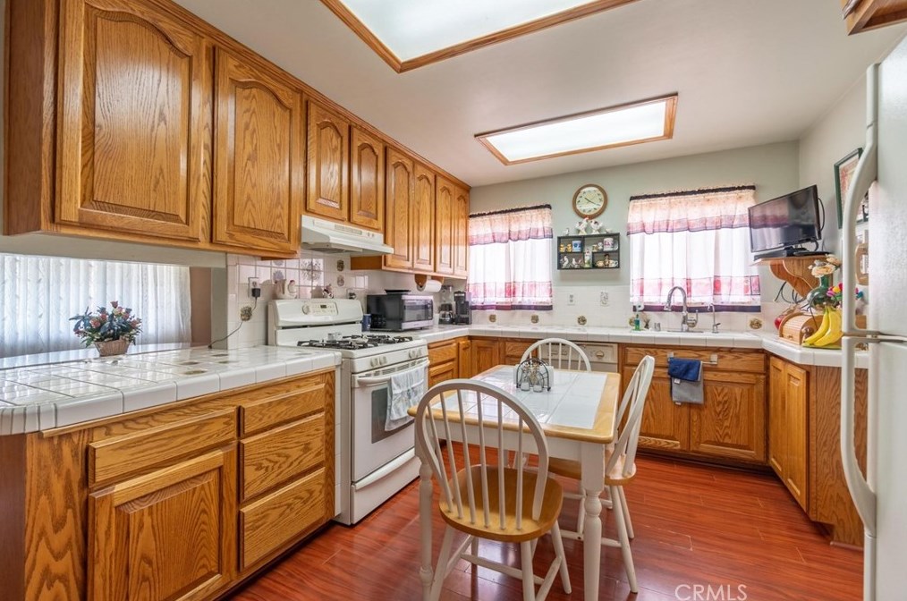 915 Orange Grv Ave, Colton CA  92324-2638 exterior