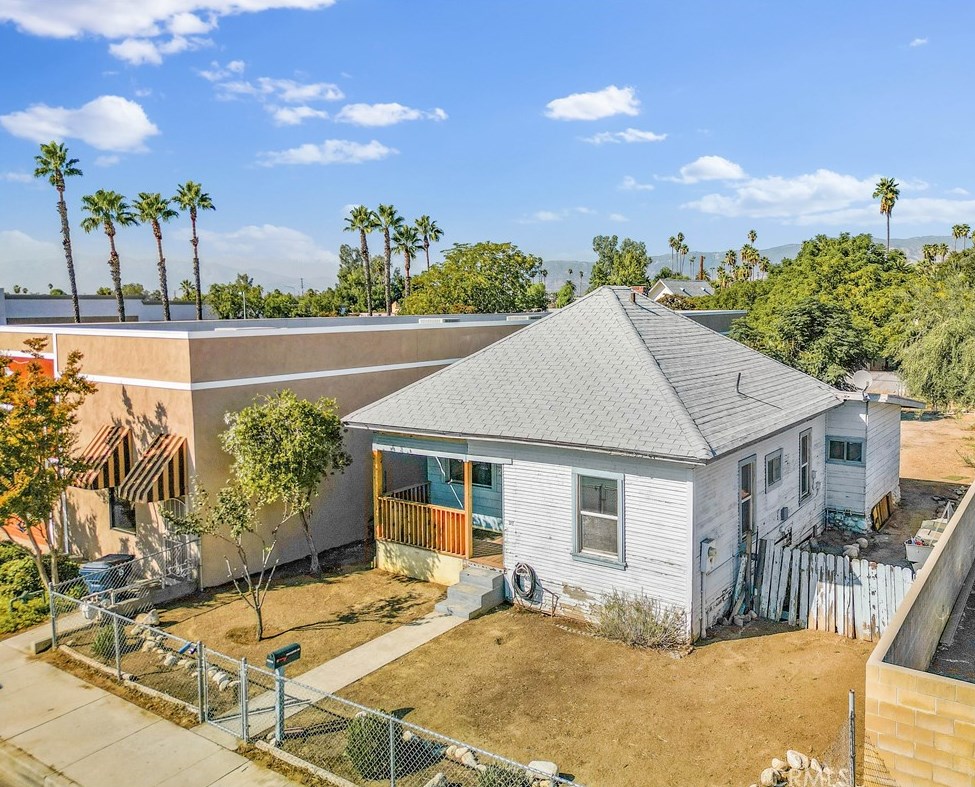 217 Stuart Ave, Redlands CA  92374-3367 exterior