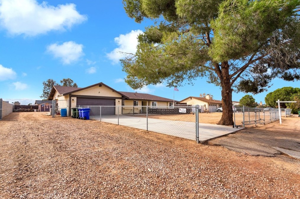 22749 Shawnee Rd, Apple Valley, CA 92308-6678