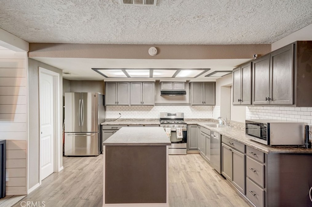 13928 Valle Vista Rd, Phelan CA  92371 exterior