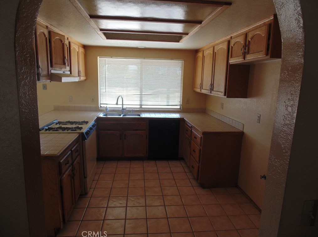 13017 Algonquin Rd, Apple Valley CA  92308-6475 exterior