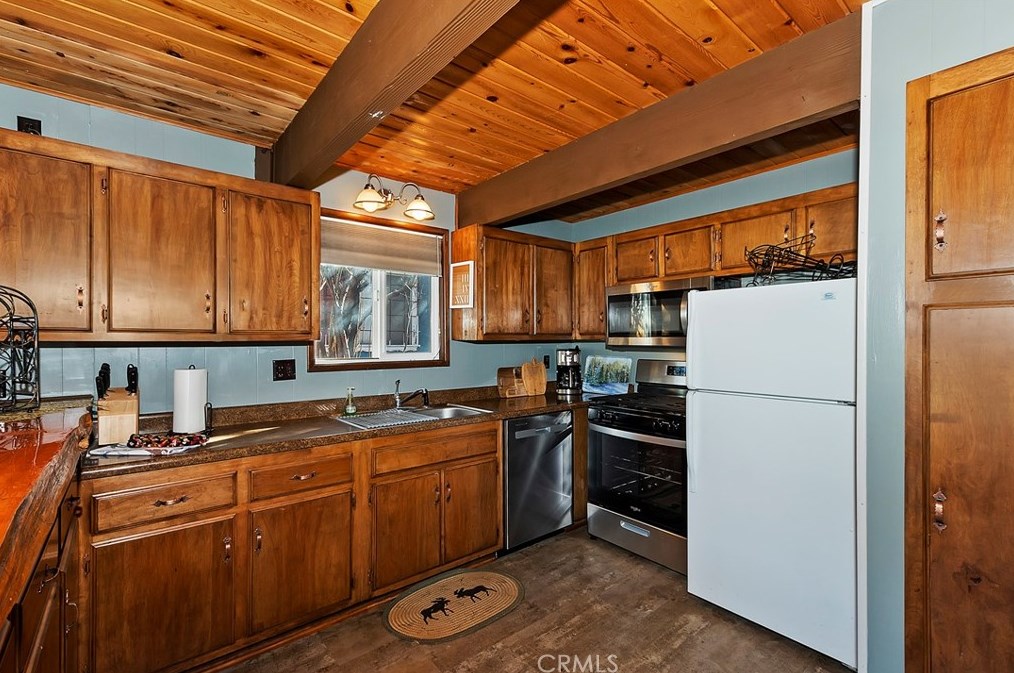 929 Fairway Blvd, Big Bear City CA  92314 exterior