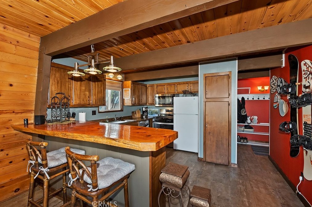 929 Fairway Blvd, Big Bear City CA  92314 exterior