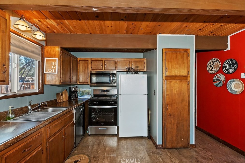 929 Fairway Blvd, Big Bear City CA  92314 exterior