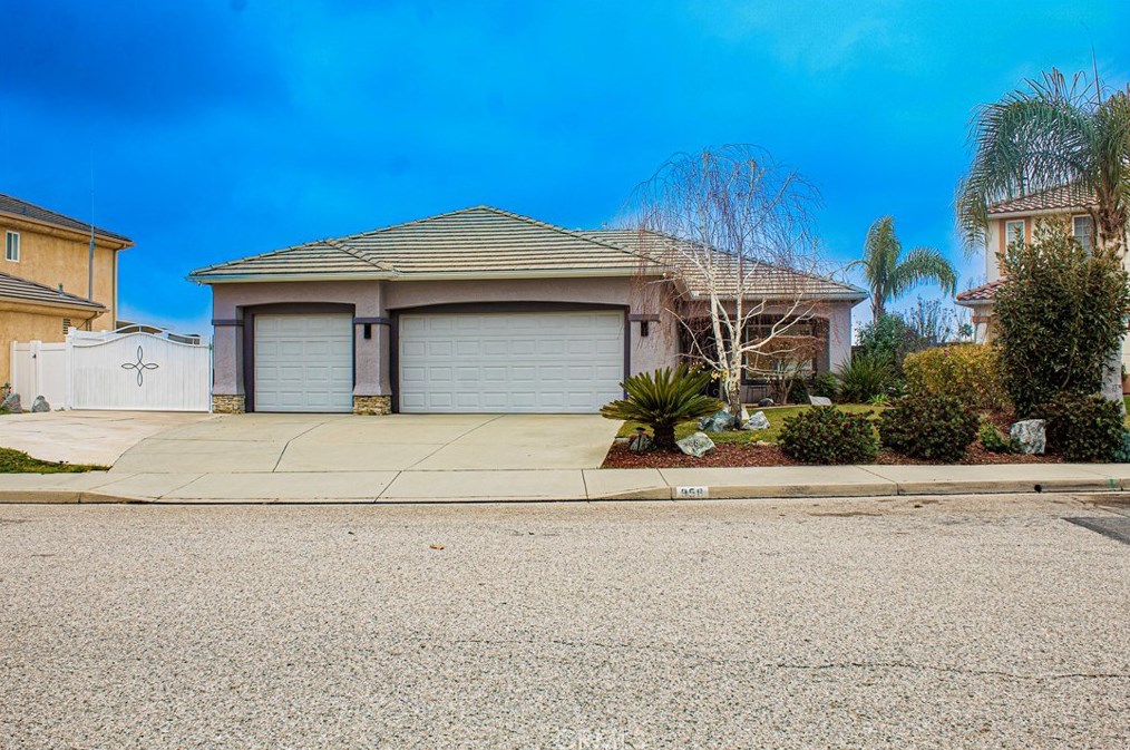 958 Cottonwood Dr, Calimesa, CA 92320