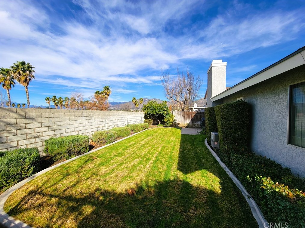 7810 Village Lakes Rd, Highland, CA 92346