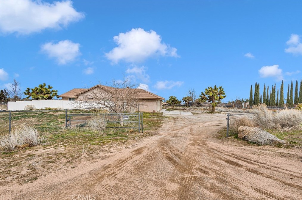 6656 Nielson Rd, Phelan, CA 92371-4614
