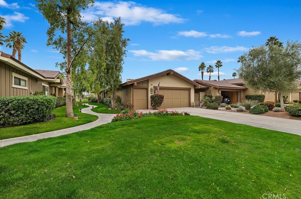 70 Lookout Dr, Palm Desert, CA 92211-3243
