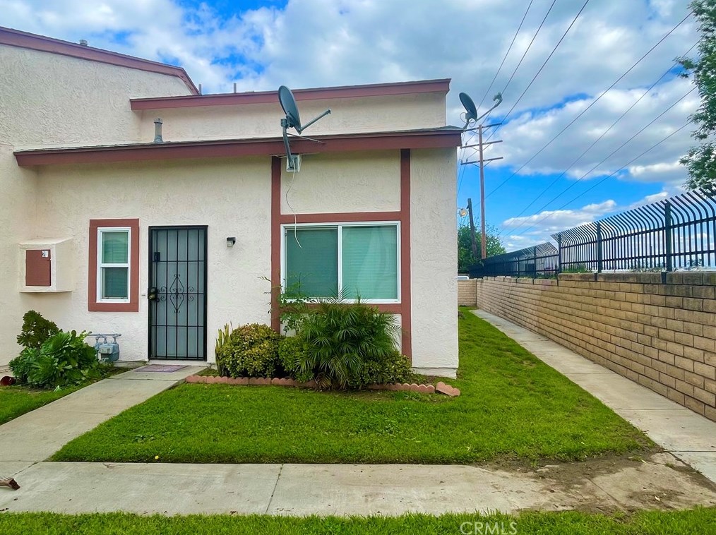 349 Eucalyptus Ave, Rialto CA  92376-6075 exterior