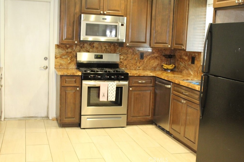 450 Trabert Cir, Riverside, CA 92507-1445