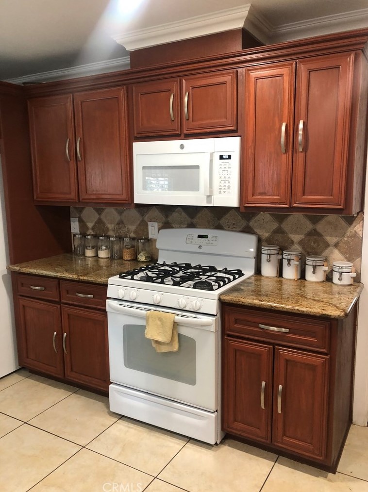 1009 84th St, Los Angeles, CA 90001-3701
