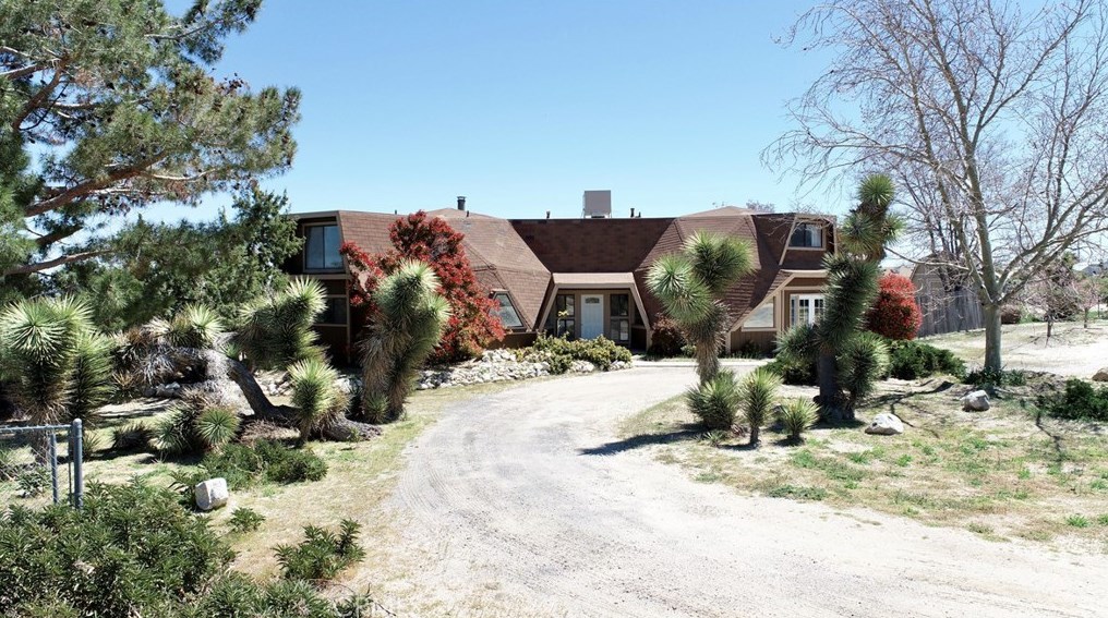 9921 Monte Vista Rd, Phelan, CA 92371-6112