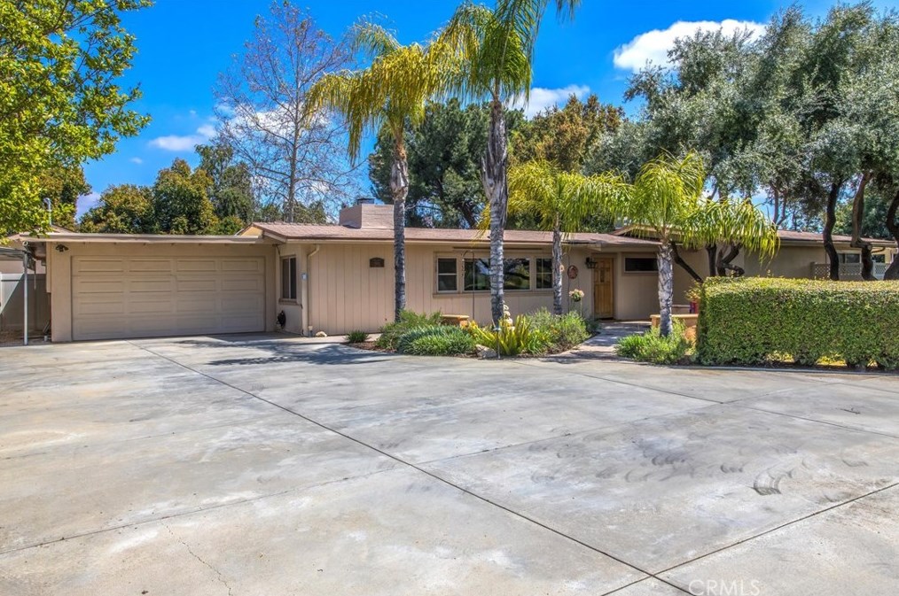 12861 Club Dr, Redlands, CA 92373-7618