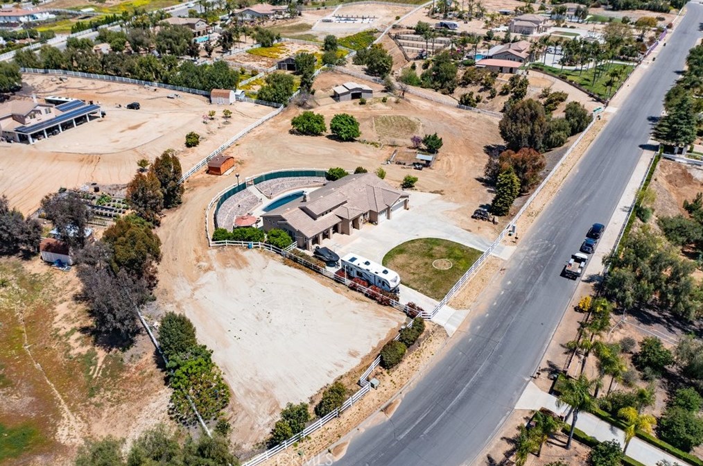 16528 Owl Tree Rd, Riverside CA  92504-9569 exterior