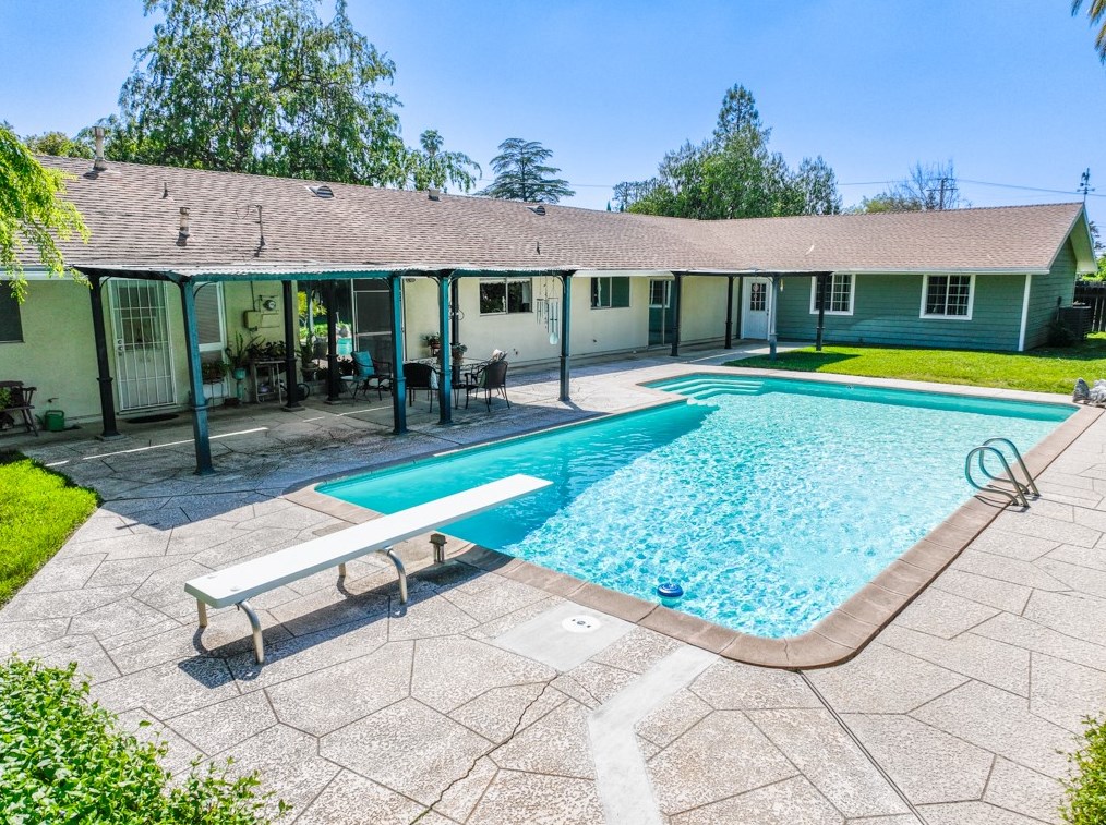 305 Eucalyptus Dr, Redlands, CA 92373