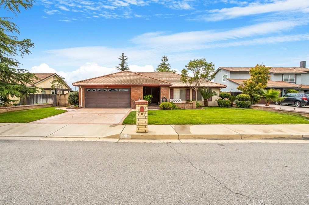 709 Sandy Ct, Redlands, CA 92374-4119