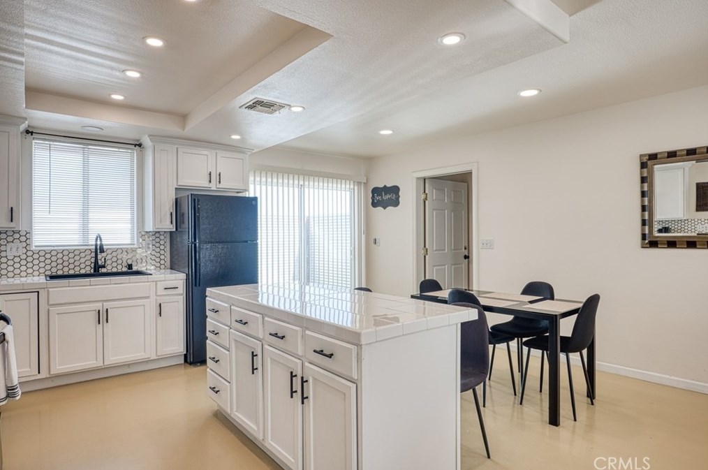 4992 1st St, Joshua Tree CA 92252-4219 exterior