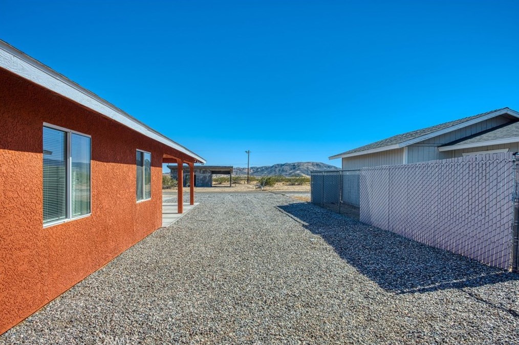 4992 1st St, Joshua Tree CA 92252-4219 exterior