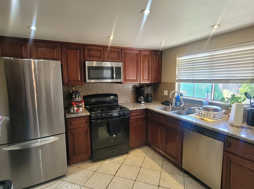 841 Thompson St, Hemet, CA 92543-7123