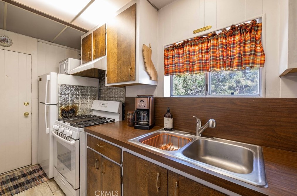 316 Hilltop Ln, Big Bear City CA  92314-9637 exterior