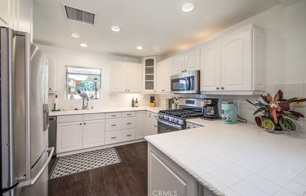 215 Orchid Ct, Redlands, CA 92373