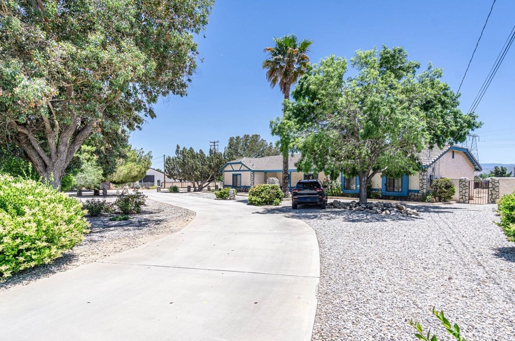 17135 Danbury Ave, Hesperia CA  92345-7001 exterior