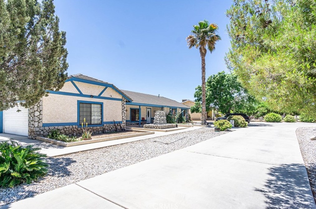 17135 Danbury Ave, Hesperia CA  92345-7001 exterior