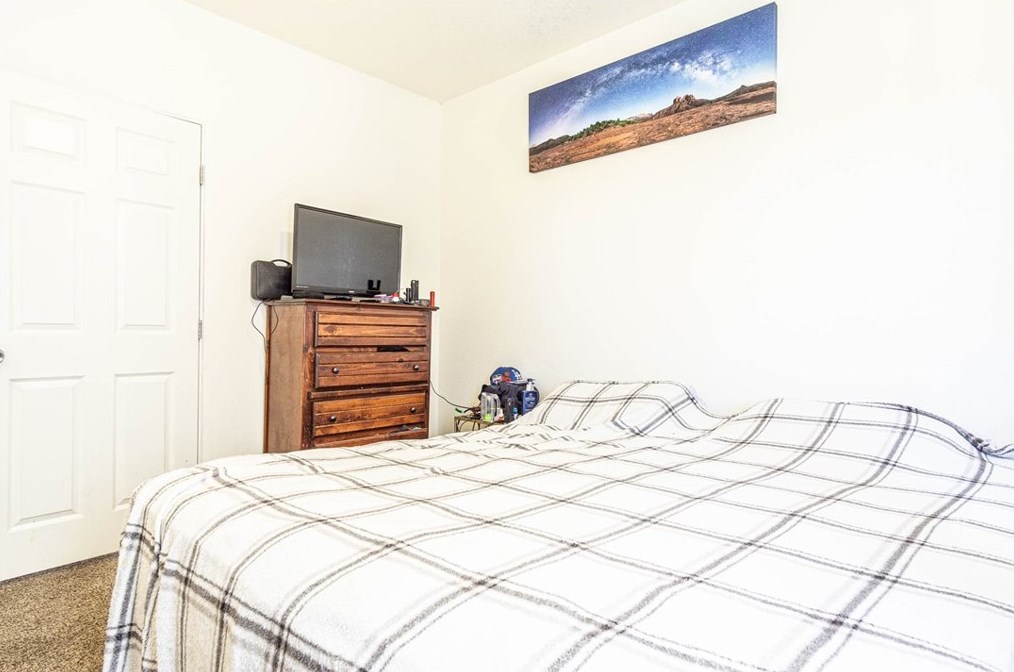 17135 Danbury Ave, Hesperia CA  92345-7001 exterior