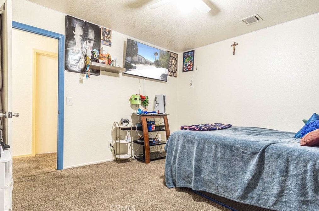 17135 Danbury Ave, Hesperia CA  92345-7001 exterior